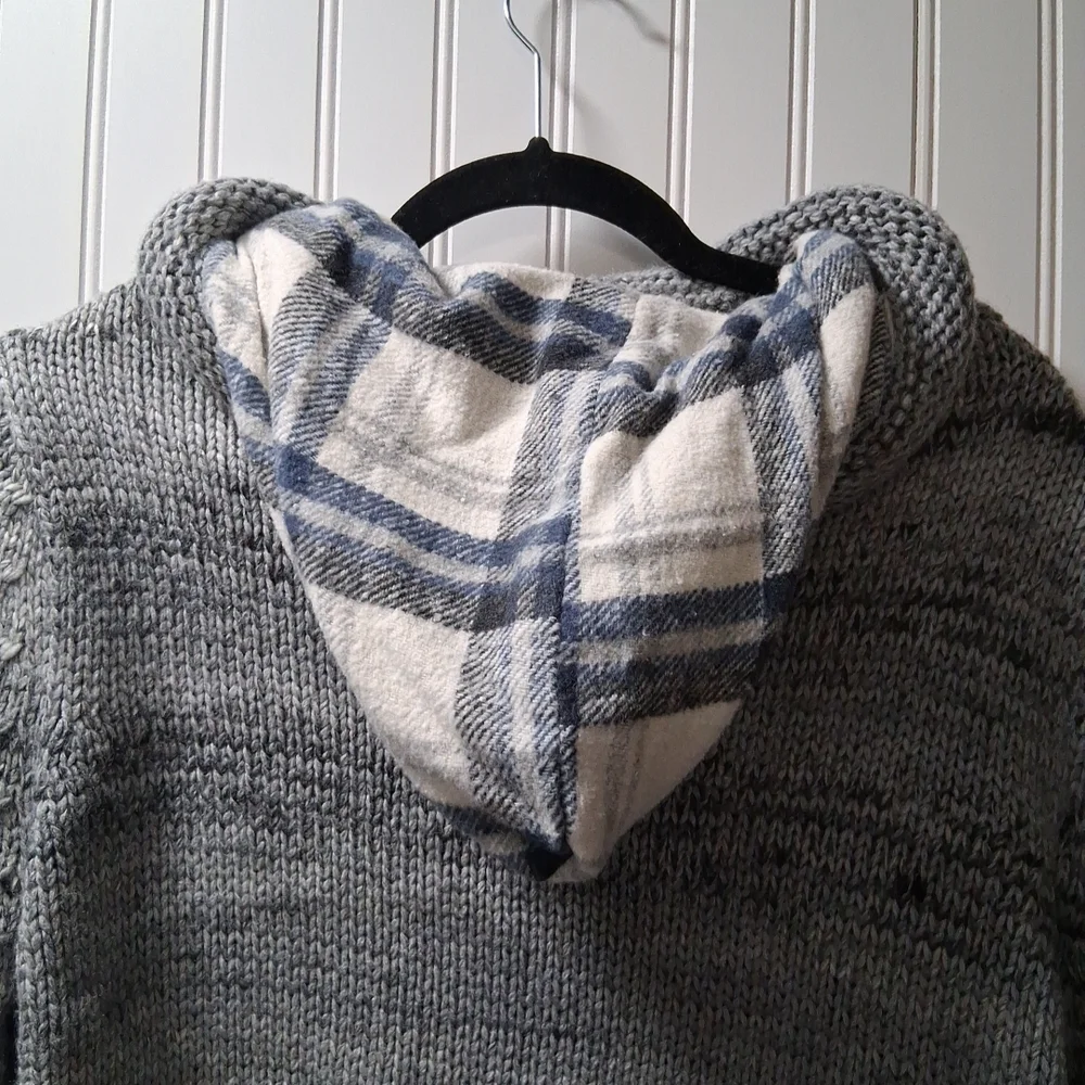 Men's Gray Cable Knit Sweater with Button Detail - Picture 15 of 16